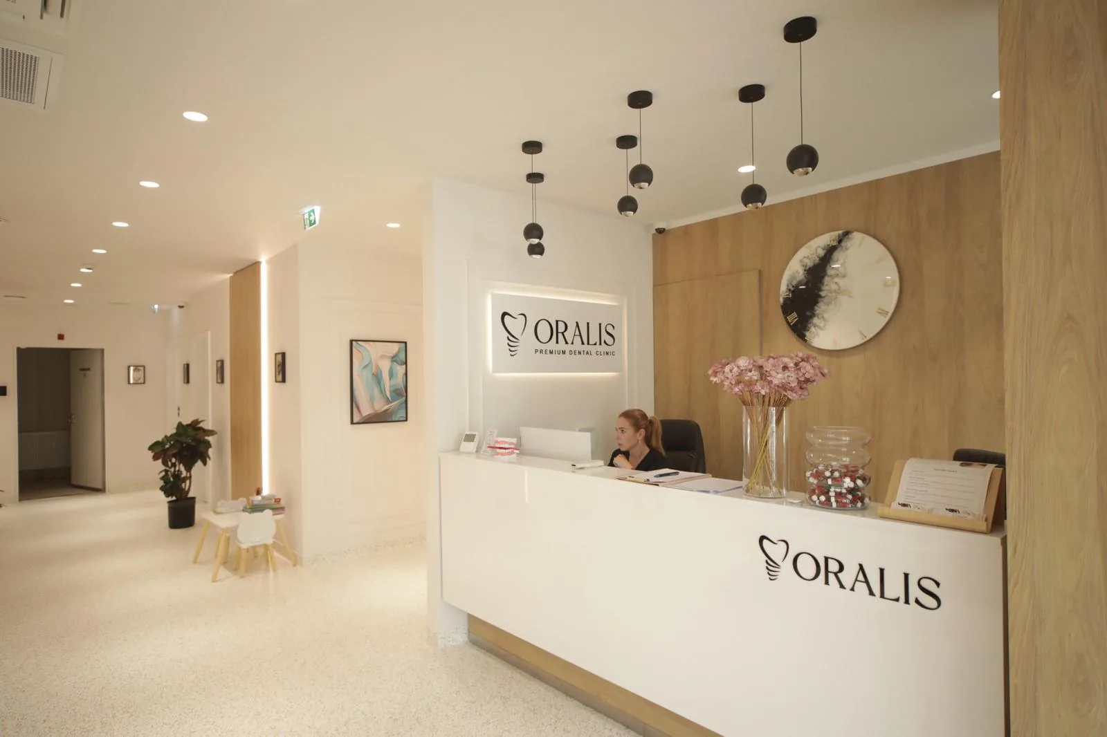 Recepția clinicii Oralis din Galați, cu asistenta la ghișeu