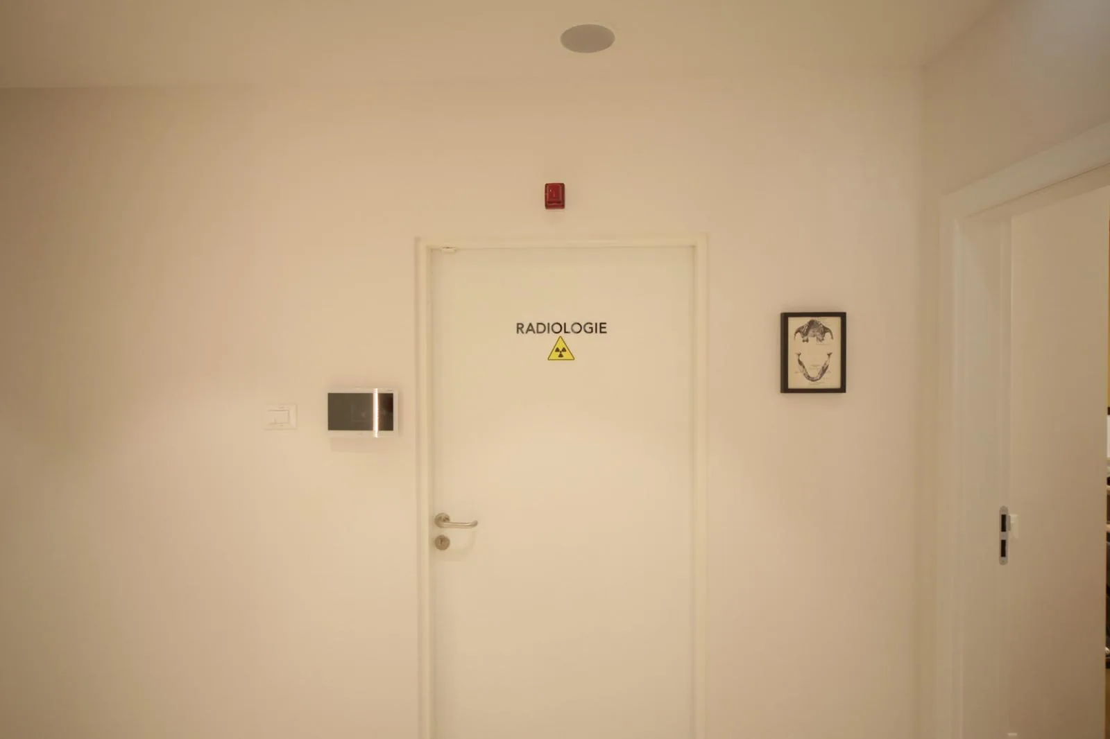 Ușa cabinetului de radiologie din clinică